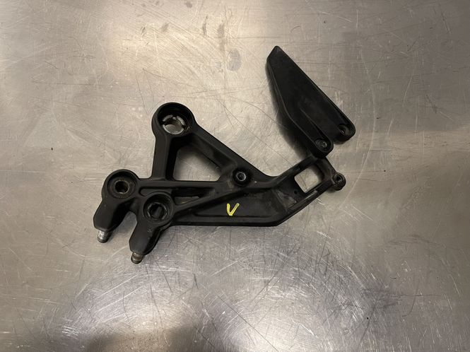 Hovedbilde KTM Duke 125 2020 Fothviler brakett venstre fører