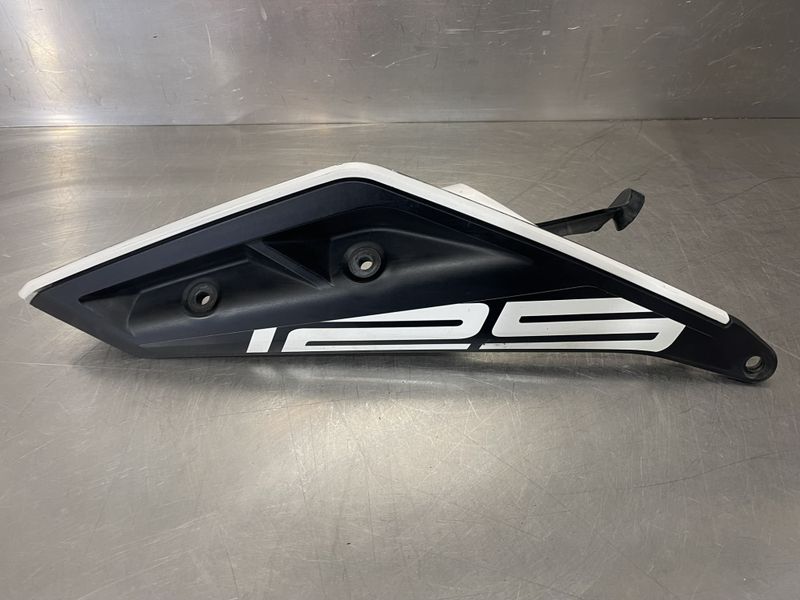 KTM DUKE 125 2017 Bak kåpe høyre