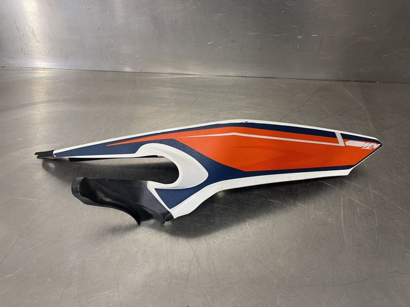 KTM DUKE 125 2017 Bak kåpe høyre