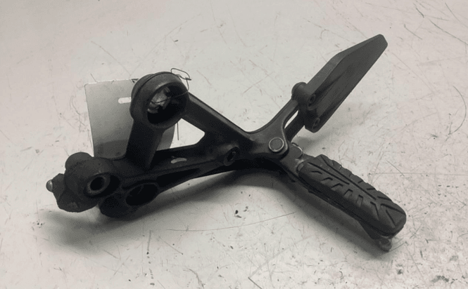 Hovedbilde KTM DUKE 125 2019 Fothviler med brakett venstre fører 